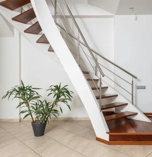 Övlemezes lépcső fa lépcsőfokokkal - modern design